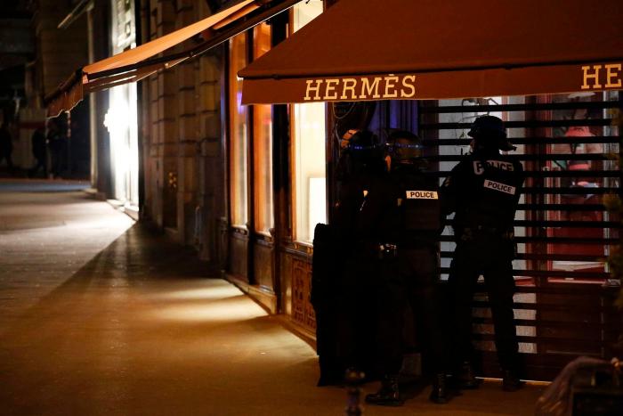 Un policía muerto y otros dos heridos en un atentado en los Campos Elíseos de París