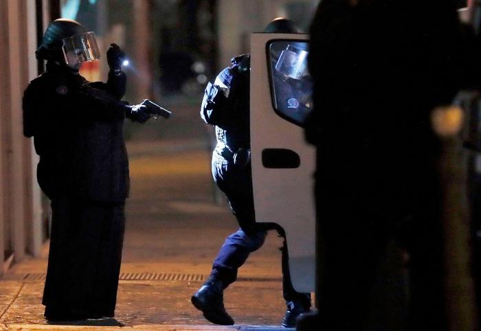 Un policía muerto y otros dos heridos en un atentado en los Campos Elíseos de París