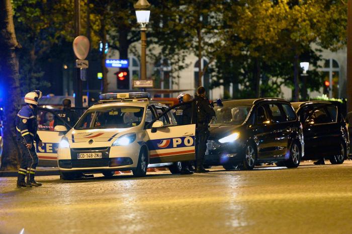 Un policía muerto y otros dos heridos en un atentado en los Campos Elíseos de París