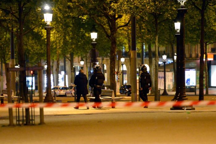 Un policía muerto y otros dos heridos en un atentado en los Campos Elíseos de París