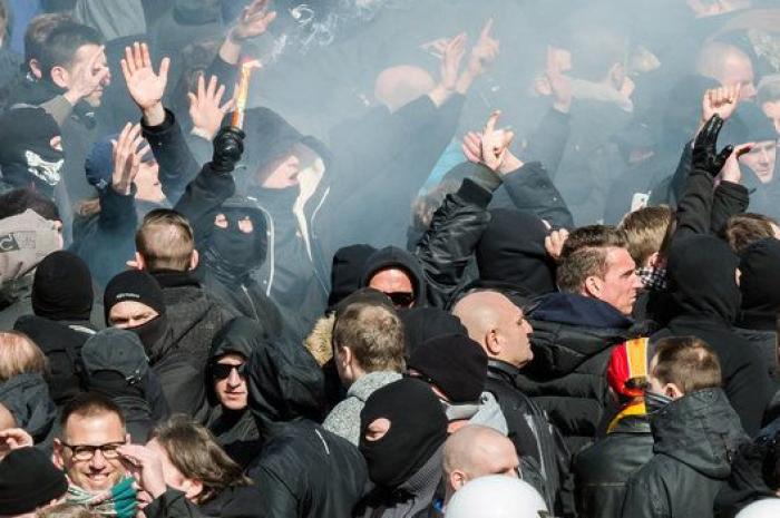 La Policía dispersa con cañones de agua a grupos extremistas en una marcha por los atentados en Bruselas