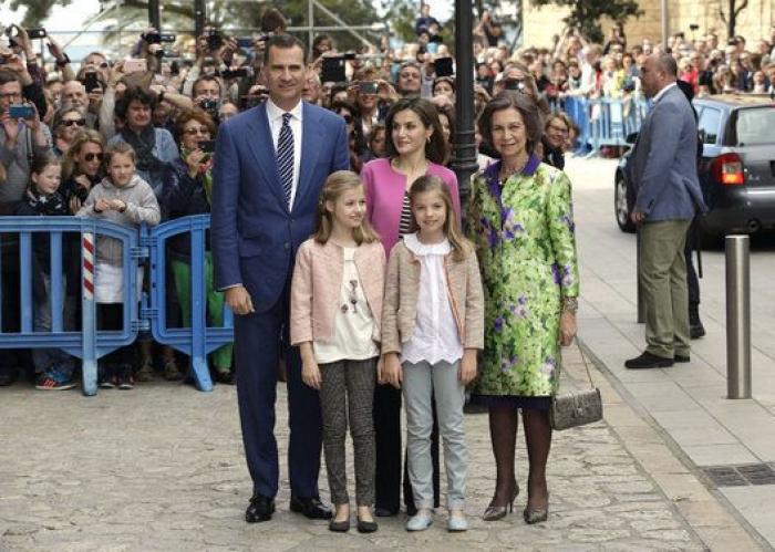 Los Reyes, sus hijas y la reina Sofía asisten en Palma a la misa de Pascua