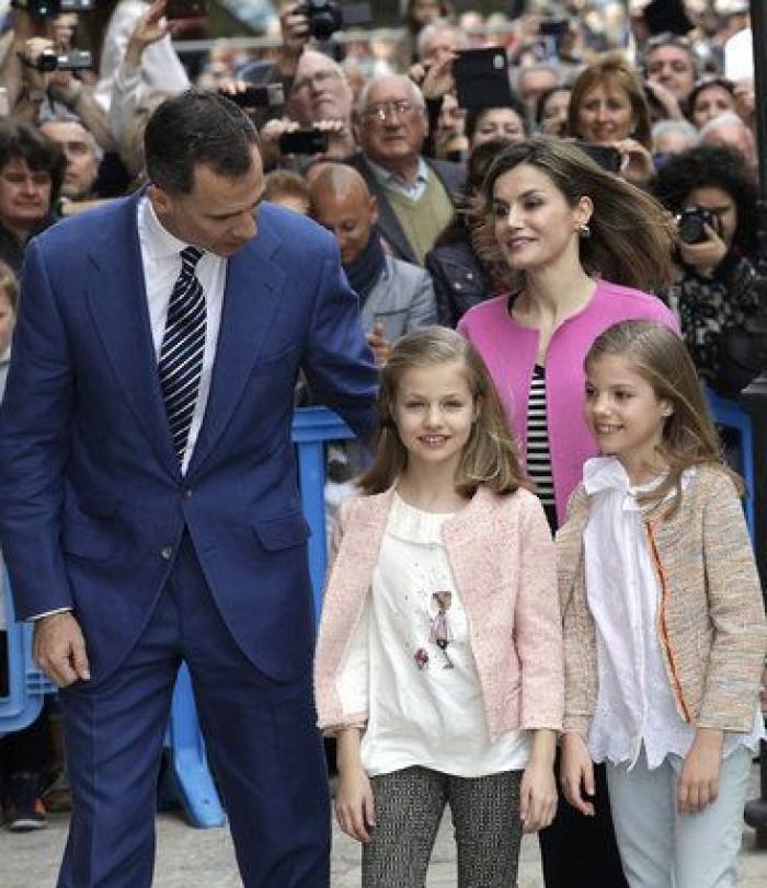 Los Reyes, sus hijas y la reina Sofía asisten en Palma a la misa de Pascua