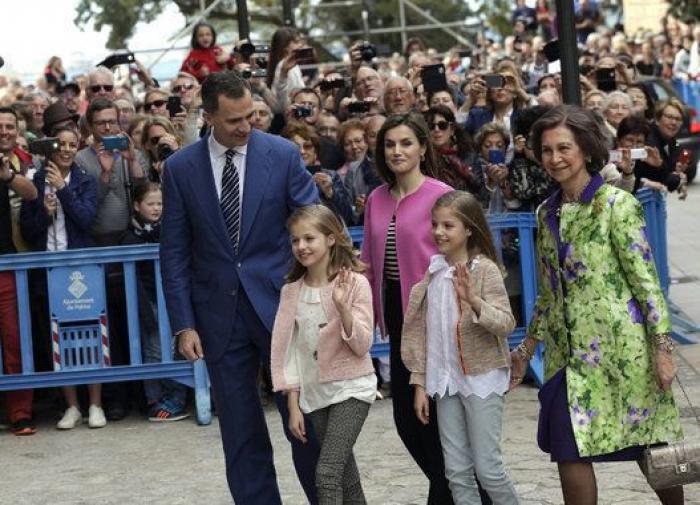 Los Reyes, sus hijas y la reina Sofía asisten en Palma a la misa de Pascua