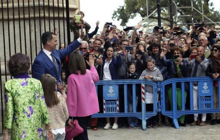 Los Reyes, sus hijas y la reina Sofía asisten en Palma a la misa de Pascua