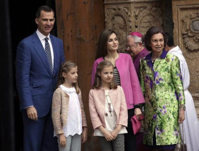 Los Reyes, sus hijas y la reina Sofía asisten en Palma a la misa de Pascua