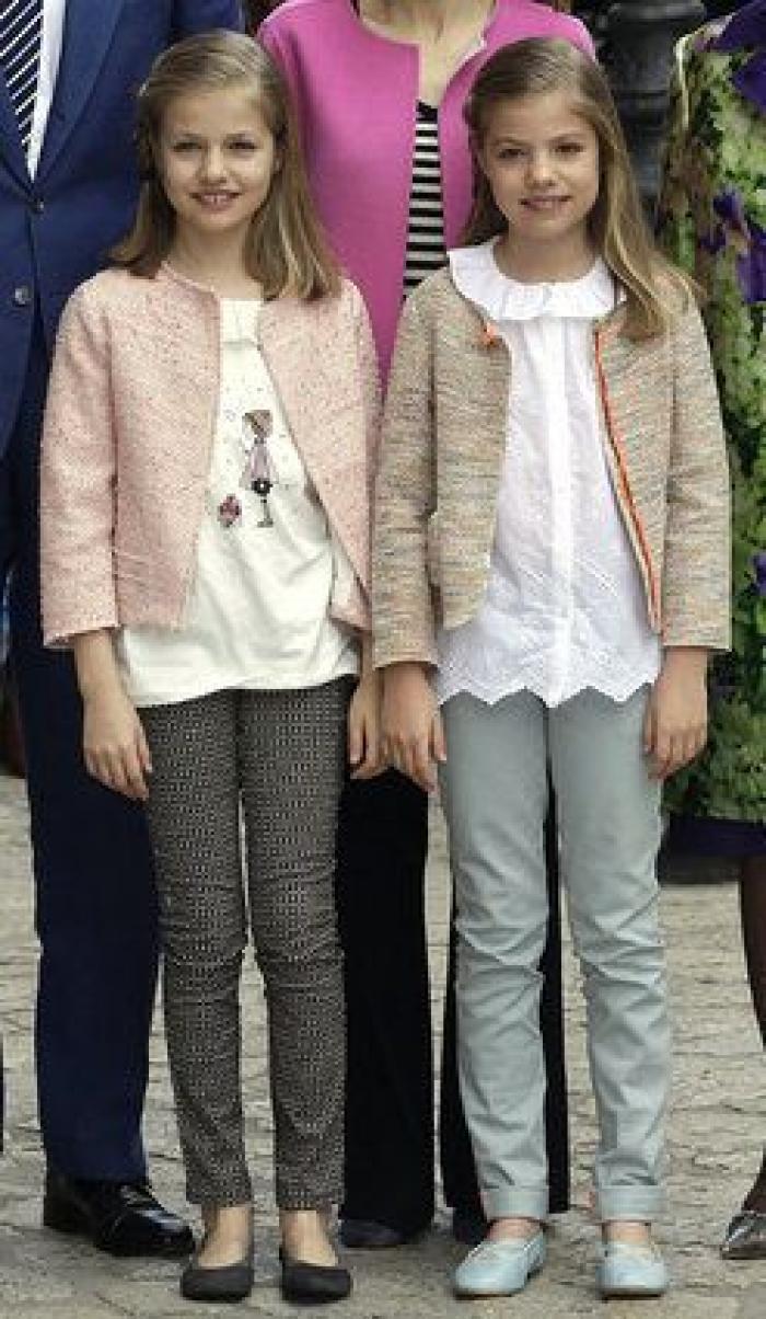 Los Reyes, sus hijas y la reina Sofía asisten en Palma a la misa de Pascua