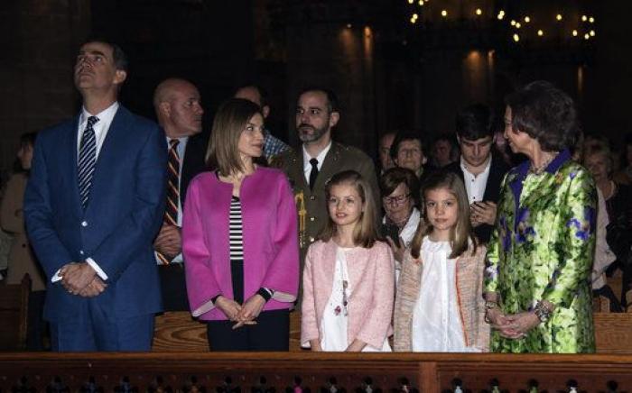 Los Reyes, sus hijas y la reina Sofía asisten en Palma a la misa de Pascua