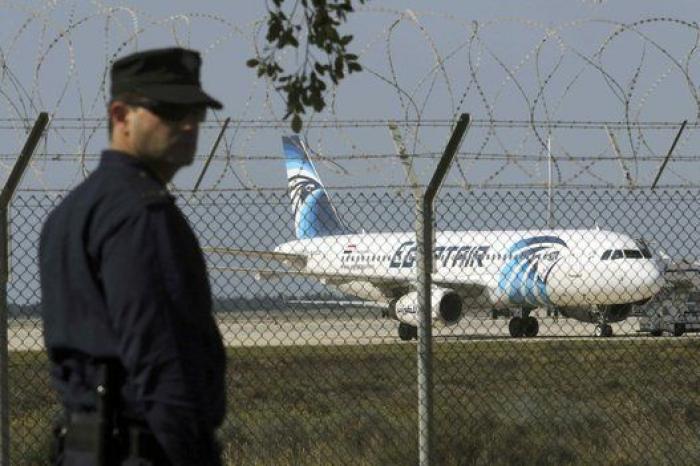 Concluye el secuestro del avión de EgyptAir con la detención del autor