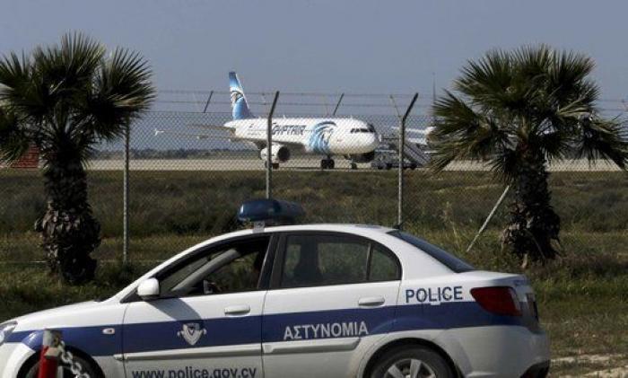 Concluye el secuestro del avión de EgyptAir con la detención del autor