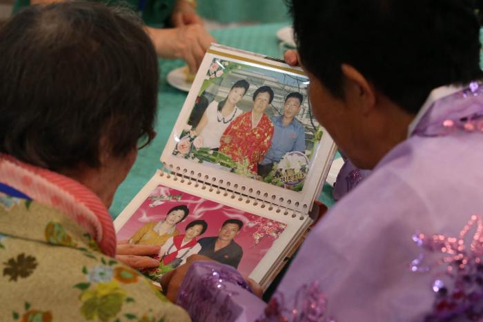 Cientos de coreanos separados por la guerra vuelven a abrazarse gracias a la distensión política