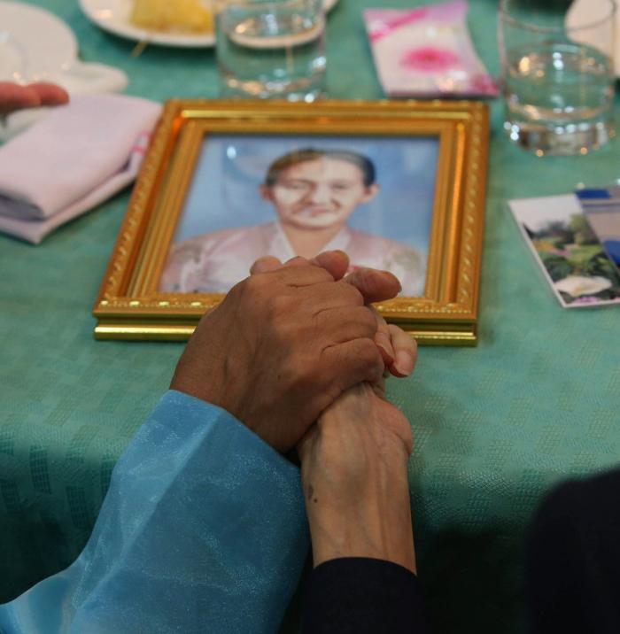 Cientos de coreanos separados por la guerra vuelven a abrazarse gracias a la distensión política