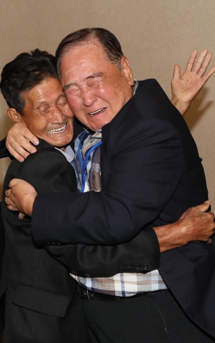 Cientos de coreanos separados por la guerra vuelven a abrazarse gracias a la distensión política