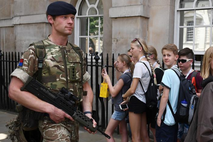 El Ejército británico se despliega en todo el país ante el riesgo 'crítico' de atentado inminente