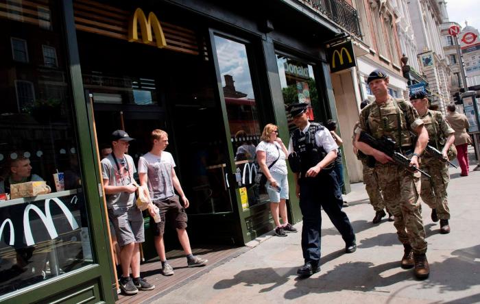 El Ejército británico se despliega en todo el país ante el riesgo 'crítico' de atentado inminente