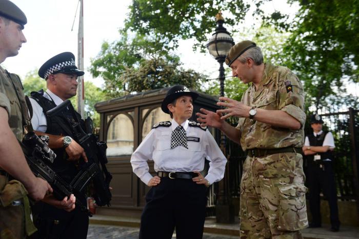 El Ejército británico se despliega en todo el país ante el riesgo 'crítico' de atentado inminente