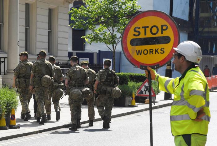 El Ejército británico se despliega en todo el país ante el riesgo 'crítico' de atentado inminente