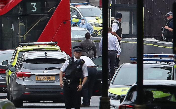Al menos tres heridos tras el choque de un automóvil contra las barreras del Parlamento británico