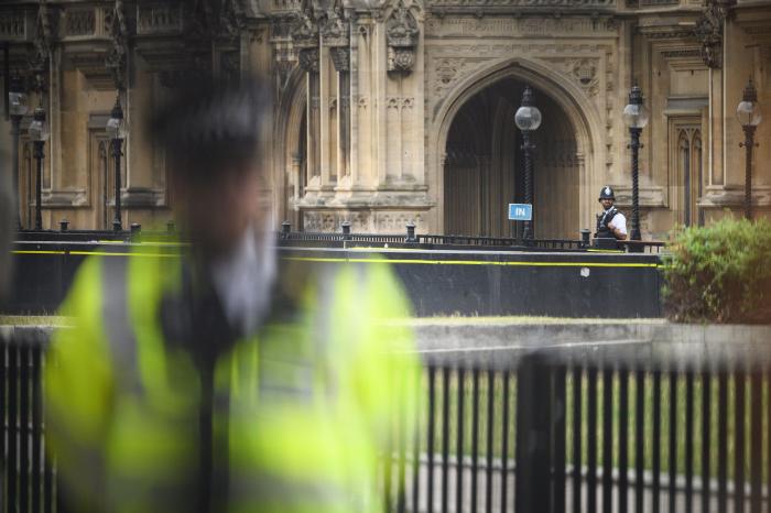 Al menos tres heridos tras el choque de un automóvil contra las barreras del Parlamento británico