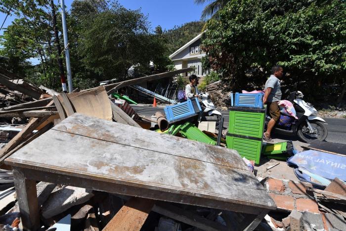 El número de muertos por el terremoto en la isla indonesia de Lombok supera ya los 400