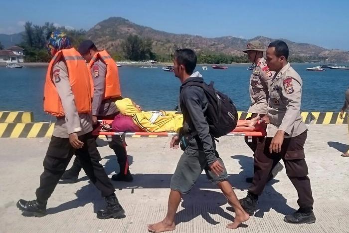 El número de muertos por el terremoto en la isla indonesia de Lombok supera ya los 400