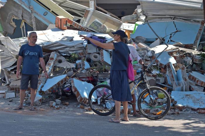 El número de muertos por el terremoto en la isla indonesia de Lombok supera ya los 400