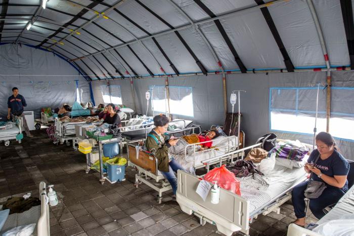 El número de muertos por el terremoto en la isla indonesia de Lombok supera ya los 400