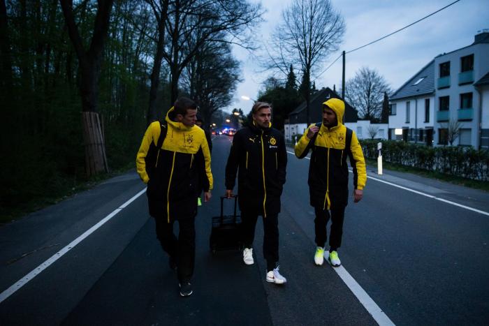 Marc Bartra rompe a llorar tras volver a jugar después del atentado