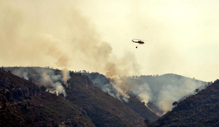 Los bomberos dan por estabilizado el incendio de Llutxent