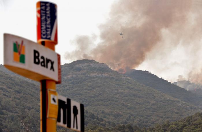 Los bomberos dan por estabilizado el incendio de Llutxent