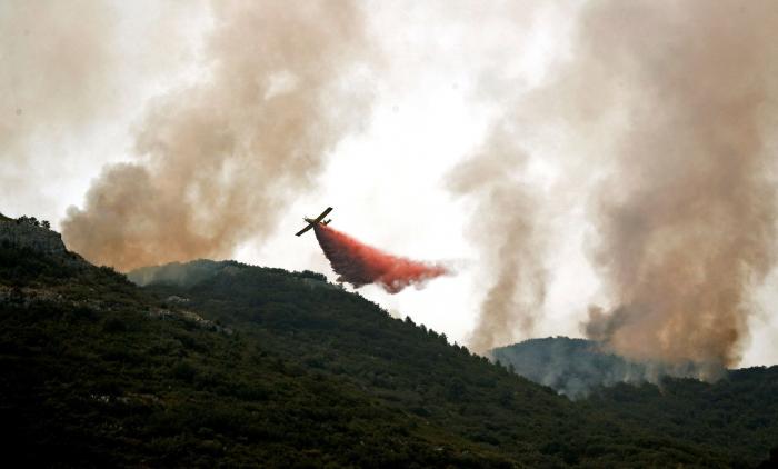 Los bomberos dan por estabilizado el incendio de Llutxent