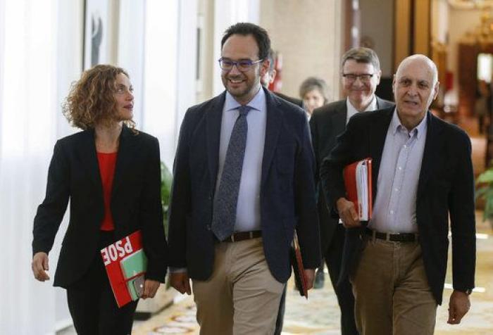 El PSOE: Sigue "vigente" el acuerdo con C's pero es "posible" sumar a Podemos