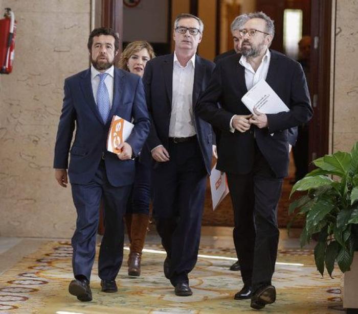 El PSOE: Sigue "vigente" el acuerdo con C's pero es "posible" sumar a Podemos