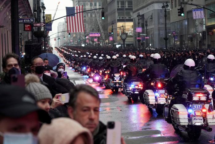 El impresionante y emotivo funeral en Nueva York por un agente de la Policía muerto en un tiroteo