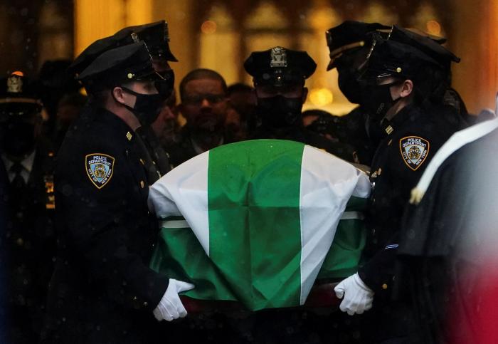El impresionante y emotivo funeral en Nueva York por un agente de la Policía muerto en un tiroteo