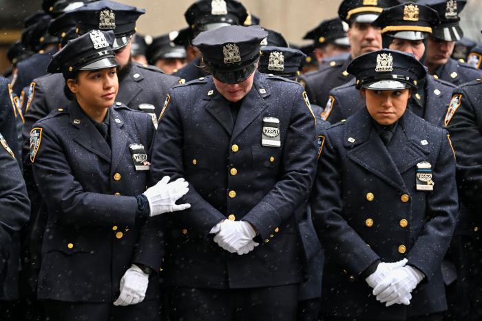 El impresionante y emotivo funeral en Nueva York por un agente de la Policía muerto en un tiroteo