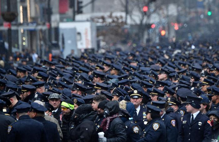 El impresionante y emotivo funeral en Nueva York por un agente de la Policía muerto en un tiroteo