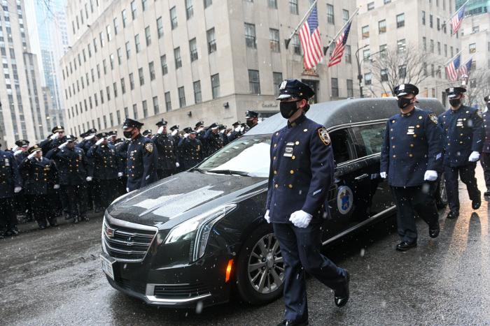 El impresionante y emotivo funeral en Nueva York por un agente de la Policía muerto en un tiroteo