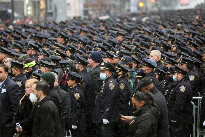 El impresionante y emotivo funeral en Nueva York por un agente de la Policía muerto en un tiroteo