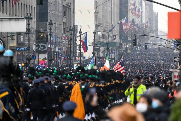 El impresionante y emotivo funeral en Nueva York por un agente de la Policía muerto en un tiroteo