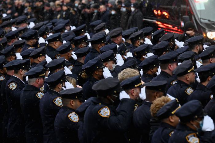 El impresionante y emotivo funeral en Nueva York por un agente de la Policía muerto en un tiroteo