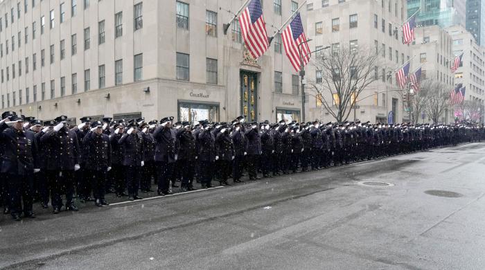 El impresionante y emotivo funeral en Nueva York por un agente de la Policía muerto en un tiroteo