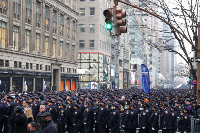 El impresionante y emotivo funeral en Nueva York por un agente de la Policía muerto en un tiroteo