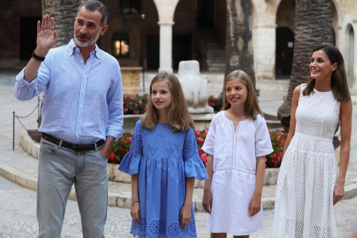 Iñaki López triunfa con su reflexión sobre esta foto de Sofía, Letizia y sus hijas en el mercado