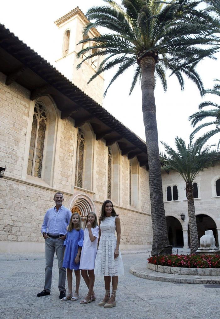 Iñaki López triunfa con su reflexión sobre esta foto de Sofía, Letizia y sus hijas en el mercado