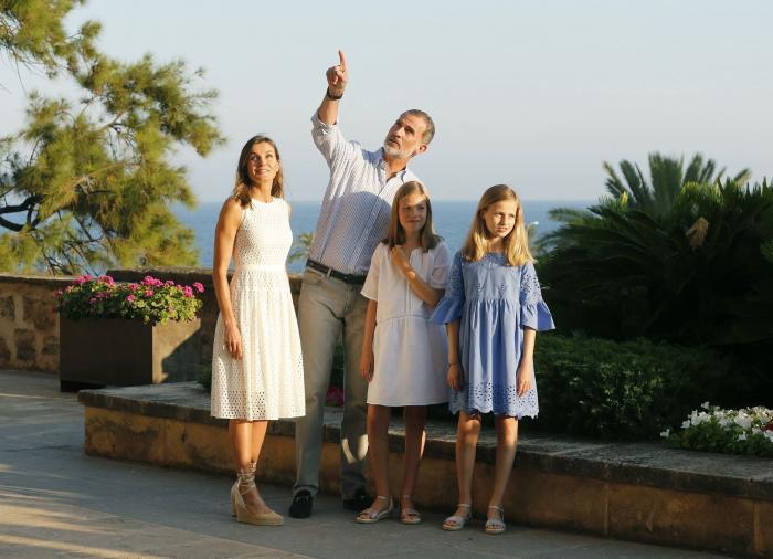 Iñaki López triunfa con su reflexión sobre esta foto de Sofía, Letizia y sus hijas en el mercado