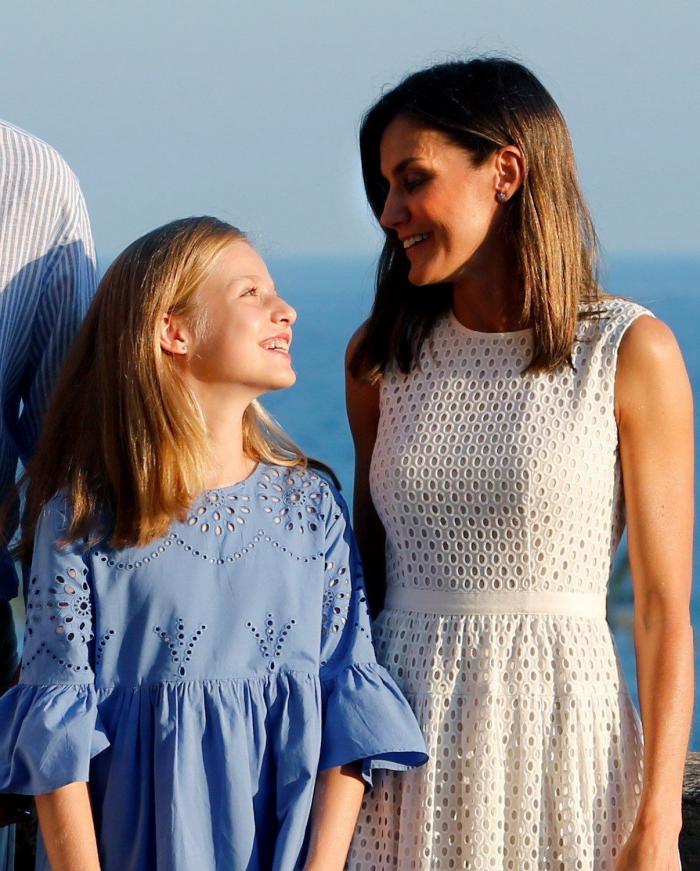 Iñaki López triunfa con su reflexión sobre esta foto de Sofía, Letizia y sus hijas en el mercado