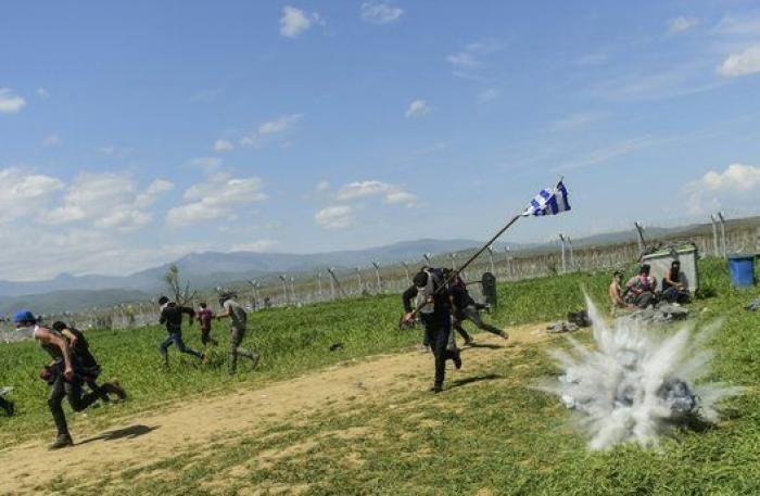 La Guardia fronteriza macedonia reprime con gases un intento de cruzar la frontera por parte de los refugiados
