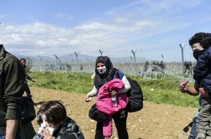 La Guardia fronteriza macedonia reprime con gases un intento de cruzar la frontera por parte de los refugiados