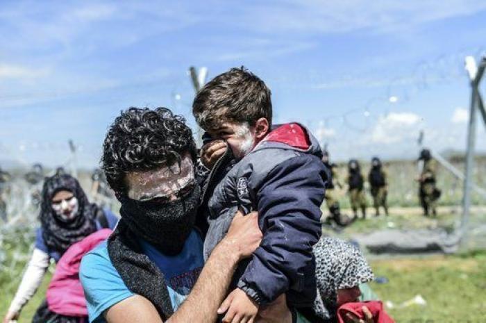 La Guardia fronteriza macedonia reprime con gases un intento de cruzar la frontera por parte de los refugiados